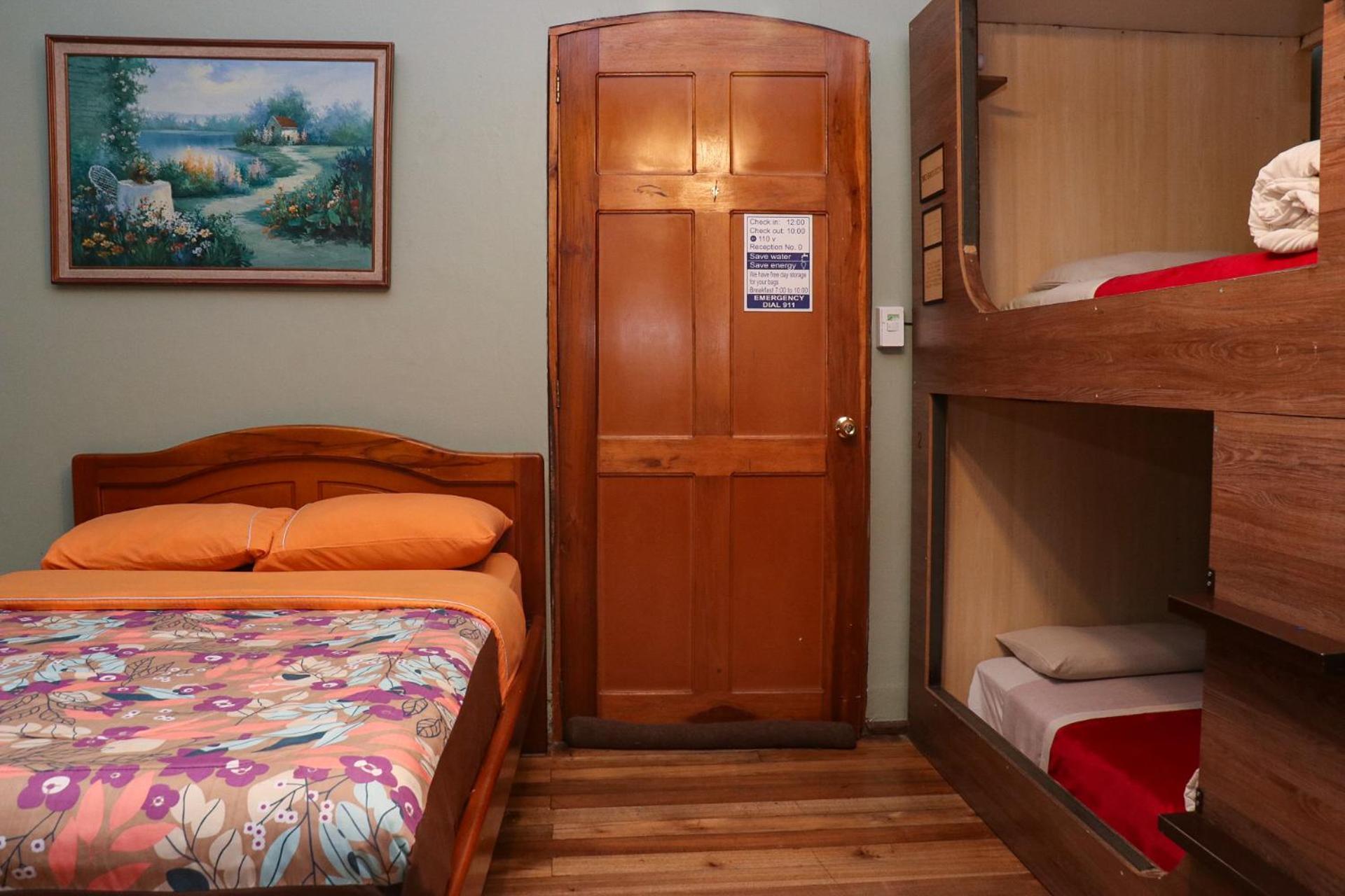Blue House Youth Hostel Quito Exterior photo
