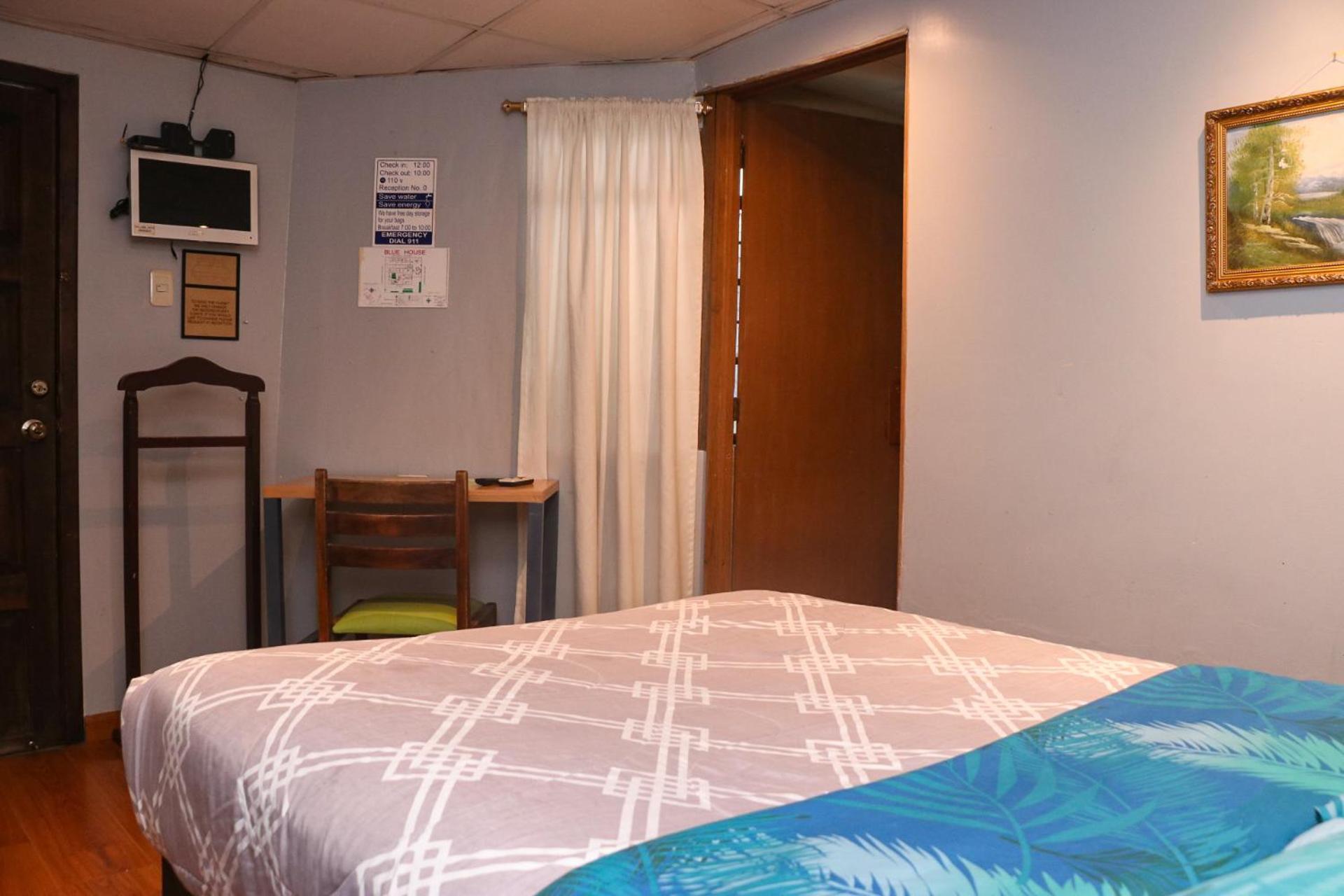 Blue House Youth Hostel Quito Exterior photo